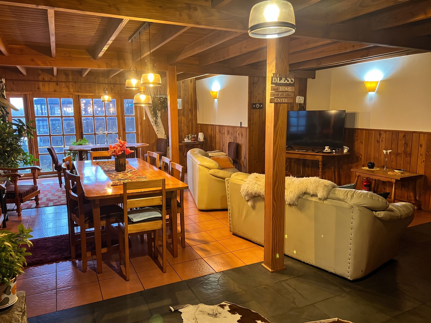 Sala completa y comedor de B&B Omi Kika